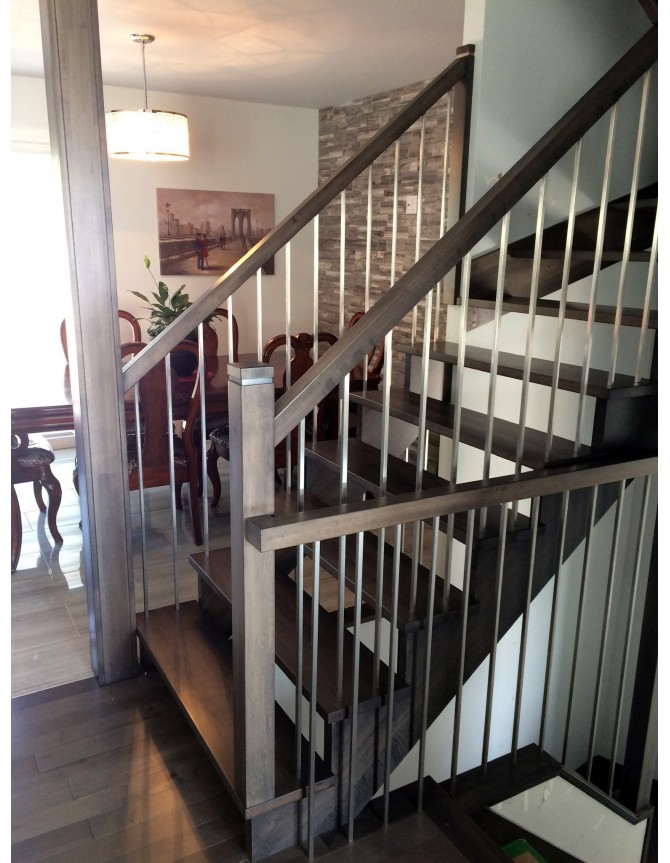 Escalier intérieur en bois avec barreaux en acier inoxydable