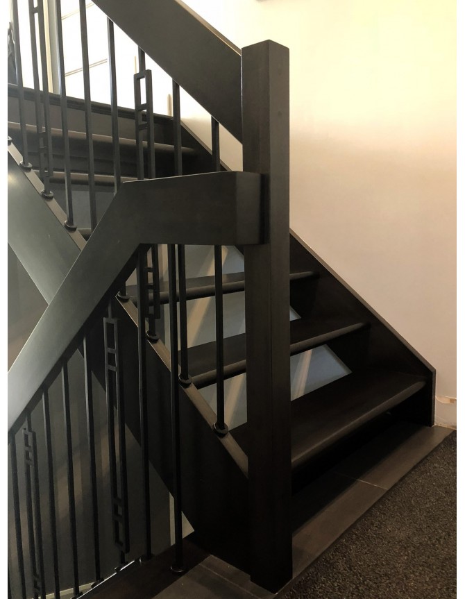 Escalier flottant intérieur en bois avec barreaux en acier forgé