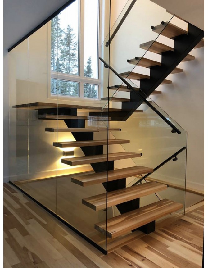 Escalier intérieur en bois avec limon central en acier et garde-corps en verre