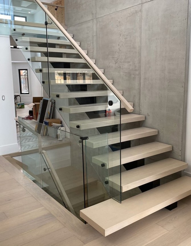   LPA SERIES  FLOATING STAIRCASE WITH WOOD TREADS, CENTRAL STEEL STRINGER AND GLASS RAILINGS  - Paris - Prestige Metal