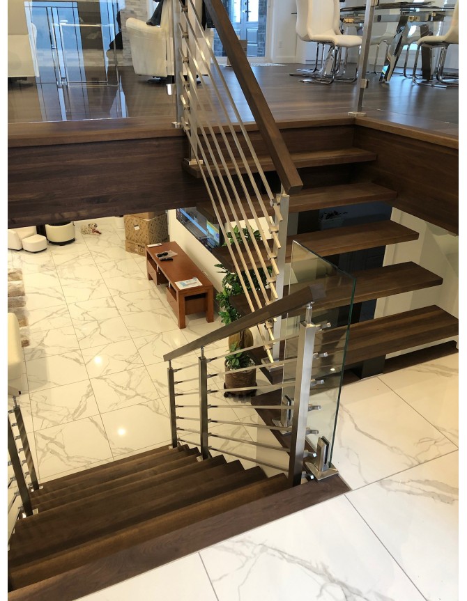 Escalier intérieur en bois avec garde-corps en verre et tiges d’acier inoxydable